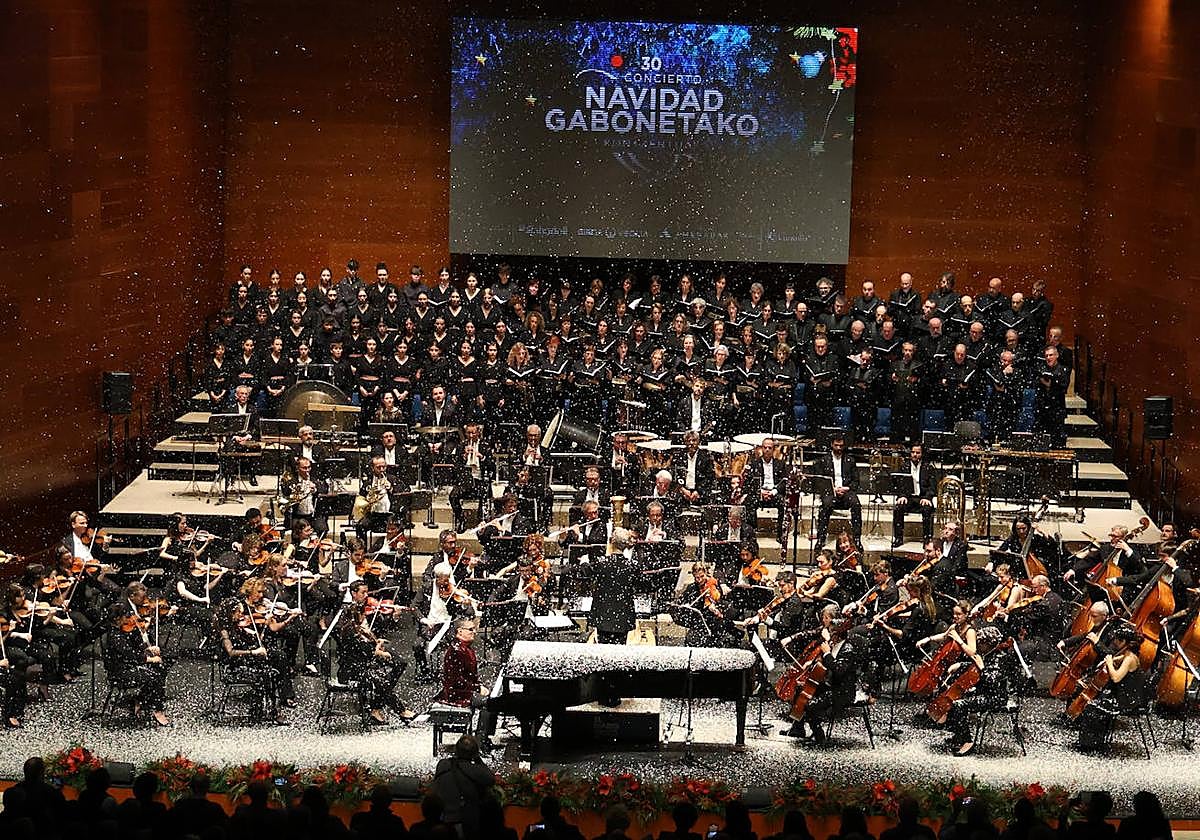 La 'nevada de atrezzo' volvió a clausurar el concierto en el Kursaal.