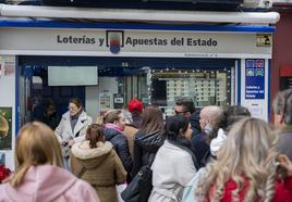 Decenas de personas apelotonadas en una administración de lotería.