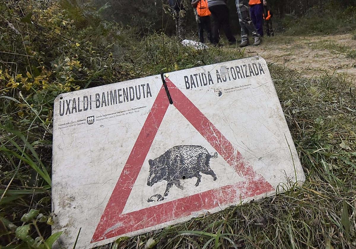 Cartel que confirma la autorización para realizar una batida.