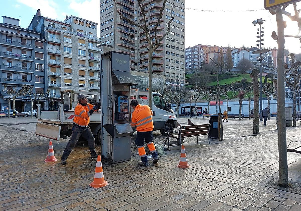 Operacios municipales han procedido estos días a la retirada de las cabinas telefónicas que se encontraban en el casco urbano.