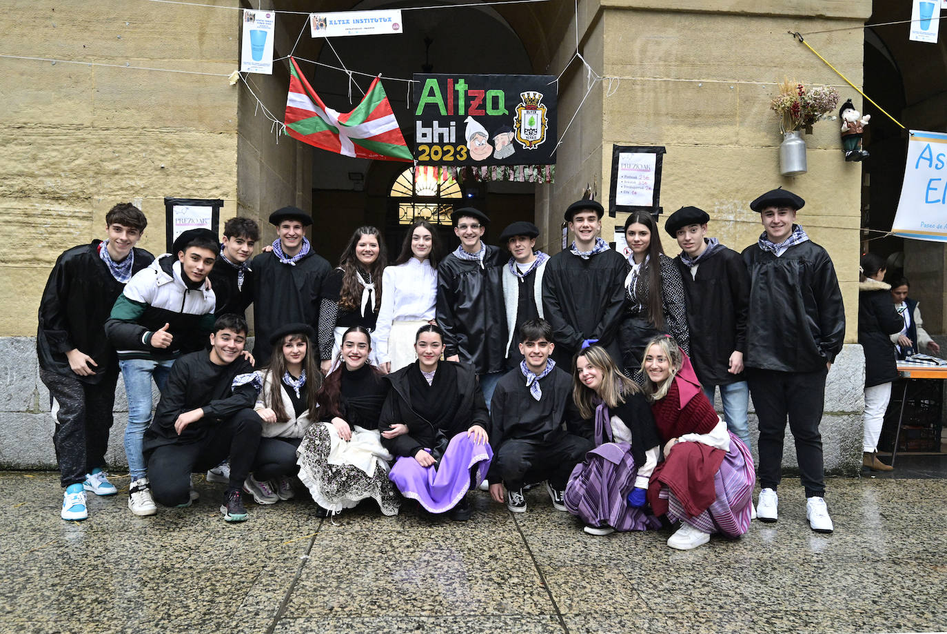 IES Altza BHI Institutua: Gorka Barcía, portavoz del grupo, cuenta: «Somos alumnos de segundo de Bachiller y el dinero que saquemos en el puesto es para el viaje de fin de curso que vamos a hacer a Almería. Vamos a pasar cerca de 20 alumnos por el puesto, con casi 90 kilos de txistorra. Y estamos muy ilusionados».