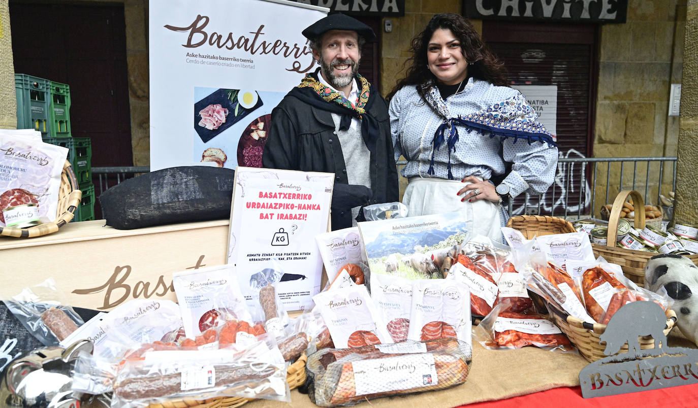 Iñigo Azkoitia, de Basatxerri Kooperatiba: «Además de traer a 'Xixili', presentamos varios productos en la feria. Dentro de la gama que tenemos de Basatxerri, traemos una gama de producto elaborado y curado, desde jamón, paleta, chorizo, lomo... trabajamos a nivel de Euskadi. Hoy tienen sobre todo salida, la txistorra y los patés. Este es un día muy importante».