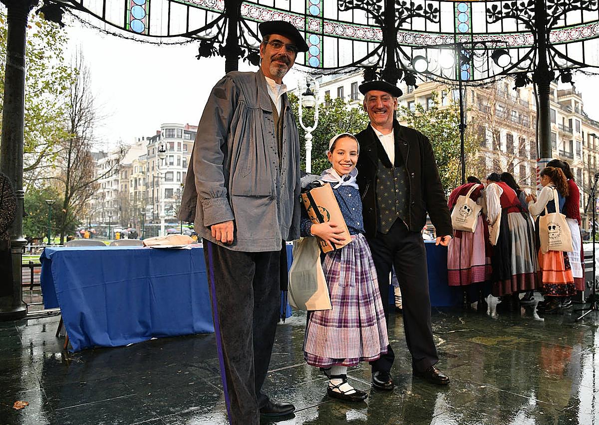 Imagen secundaria 1 - Agustina Odriozola, Haizea Burguera eta Eki Urruzmendi txapeldunak, Goia alkatea eta Unzurrunzagarekin, Gero Axular Dantza Taldeko zuzendaria.