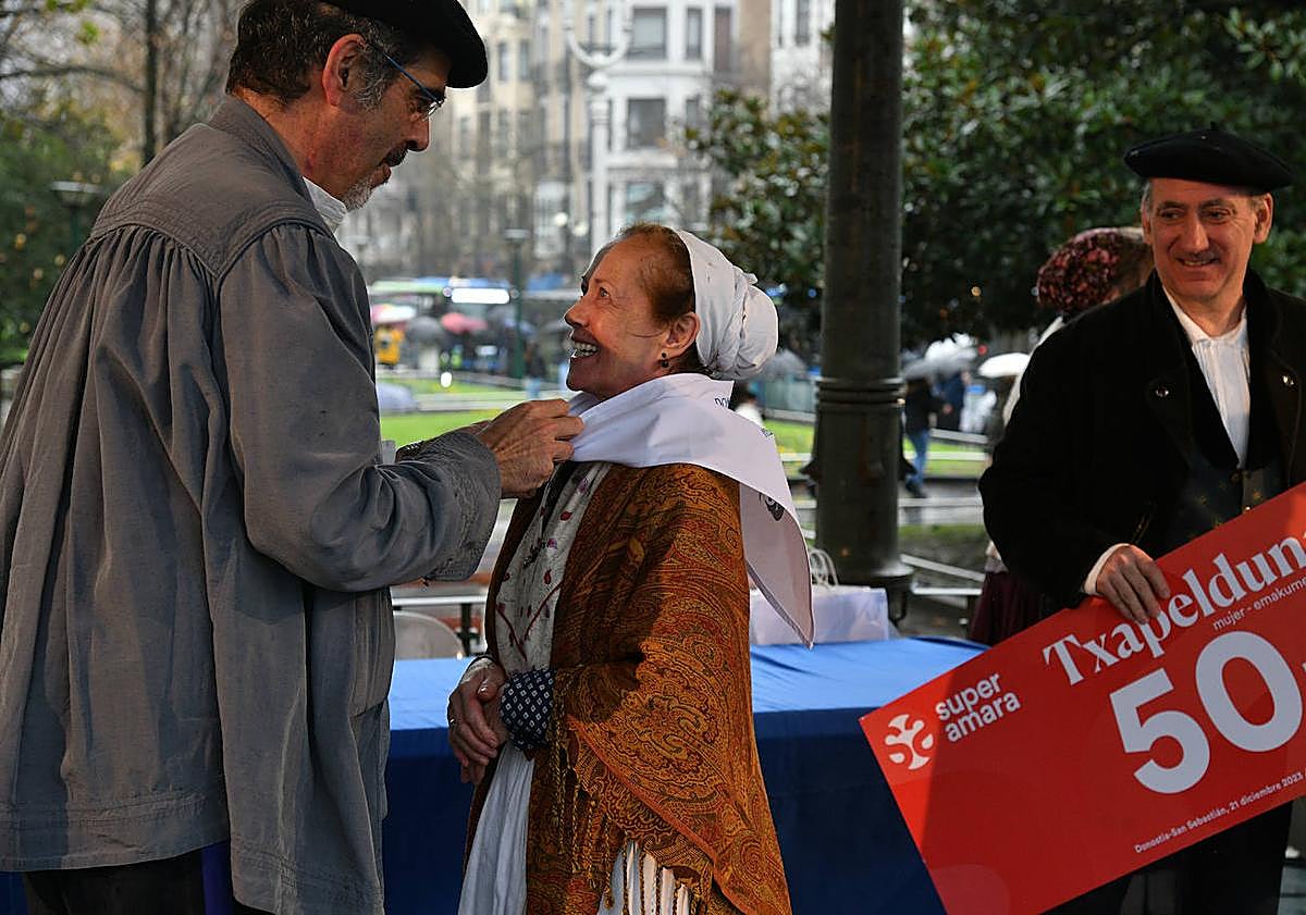 Imagen principal - Agustina Odriozola, Haizea Burguera eta Eki Urruzmendi txapeldunak, Goia alkatea eta Unzurrunzagarekin, Gero Axular Dantza Taldeko zuzendaria.