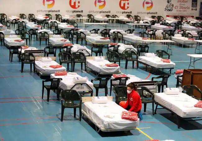 Camas preparadas en un polideportivo en Igualada (Barcelona).