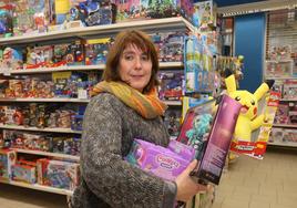 Idoia Gallardo, encargada de la juguetería Toy Planet de Donostia junto a los juguetes más pedidos a Olentzero estas Navidades