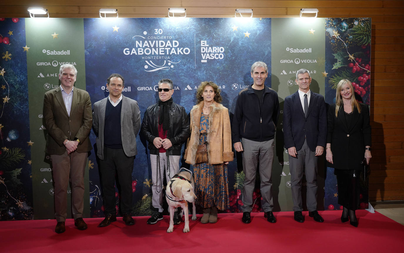 Gorka Miranda (Coro Easo), Andoni Sierra (Coral Andra Mari), el cantante Serafín Zubiri, Irene Tapia (DYA), Juan José Ocón, Oriol Roch (Euskadiko Orkestra) y la directora de Eventos de DV, Isabel Cortadi.