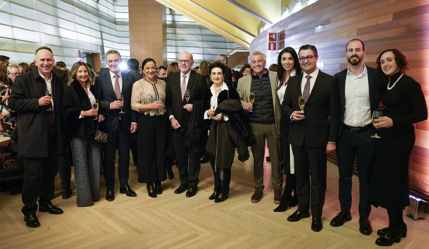 Iñaki Martínez Peñalba, Mamen Domínguez, Jose Miguel Ayerza, Arantxa Atienza, Peio Guibelalde, Kontxi San Juan, Gabi Sola, Ainara Agirretxe, Luis Miguel García de Lurauto, Joseba Badiola, gerente de Lurauto, y Tania Erauskin, brindaron por el nuevo año. 