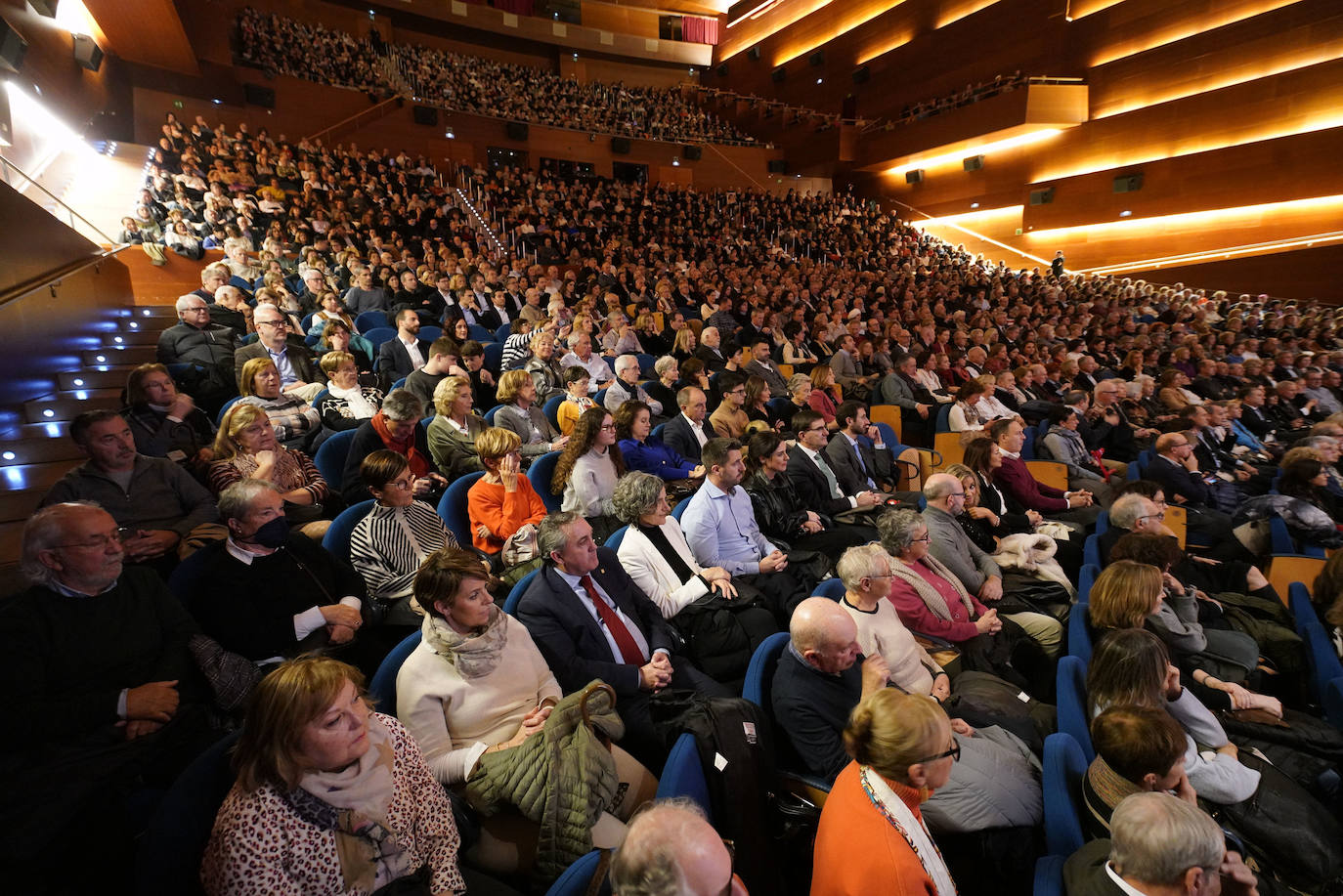 El público que abarrotó el auditorio del Kursaal disfrutó con el repertorio musical e incluso se animóa cantar algunos de los temas. 