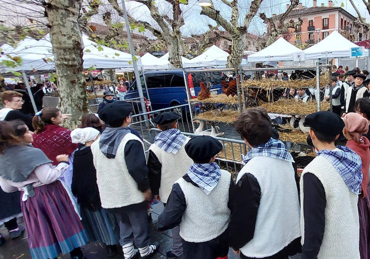 Los más tempraneros, incluidos los alumnos y alumnas de Eguzkitza pudieron disfrutar de la feria antes de que se impusiera la lluvia.