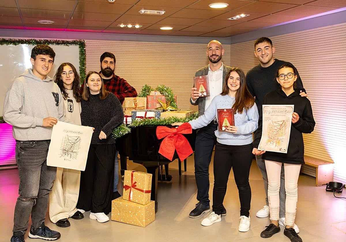 Disco. Componentes de Eibarko Koro Gaztea presentan el disco 'Neguko Ahotsak'. AYUNTAMIENTO