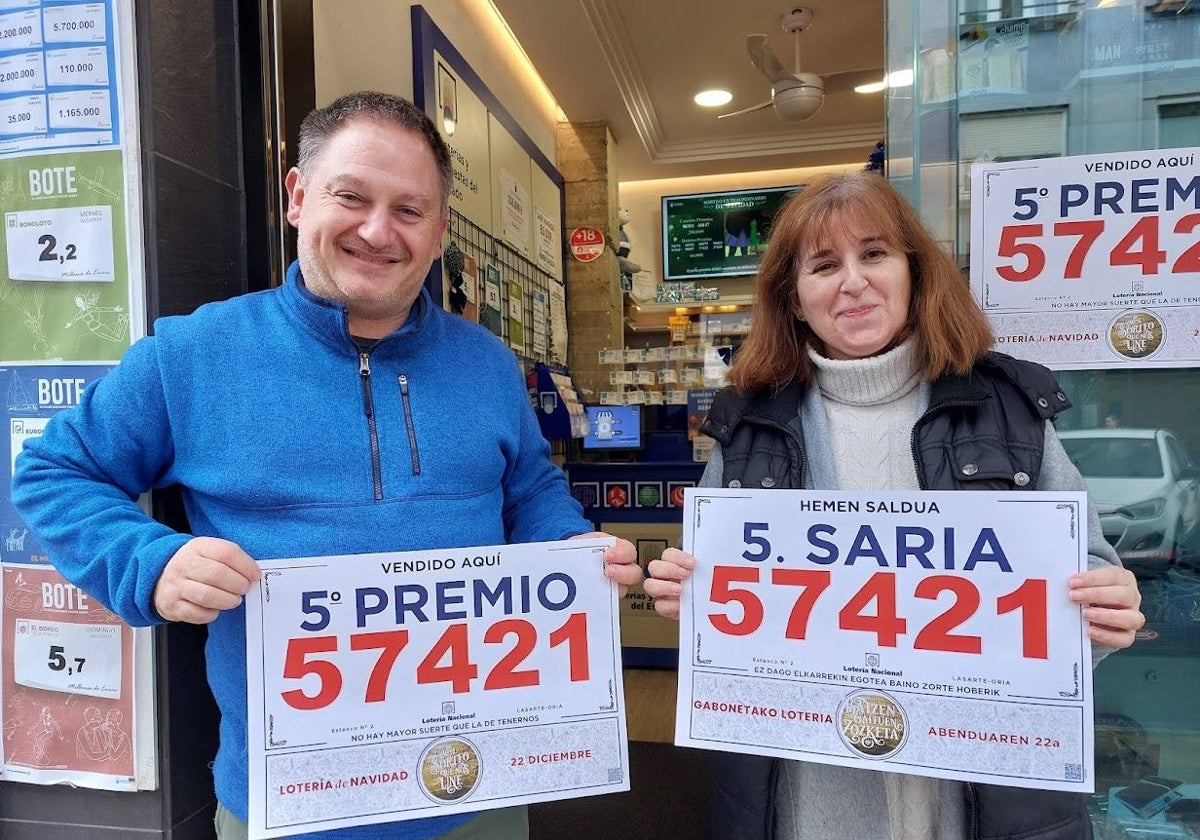 José Antonio y Amaia muestran contentos el número premiado.