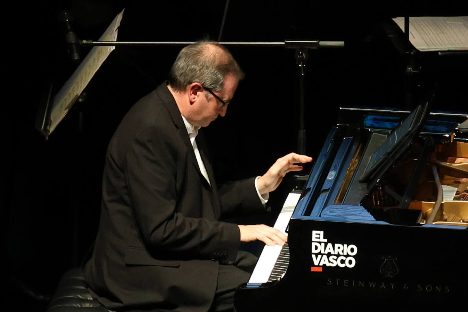 Javier Pérez de Azpeitia interpreta el 'Fairytale Of New York' de The Pogues en el concierto de Navidad de El Diario Vasco