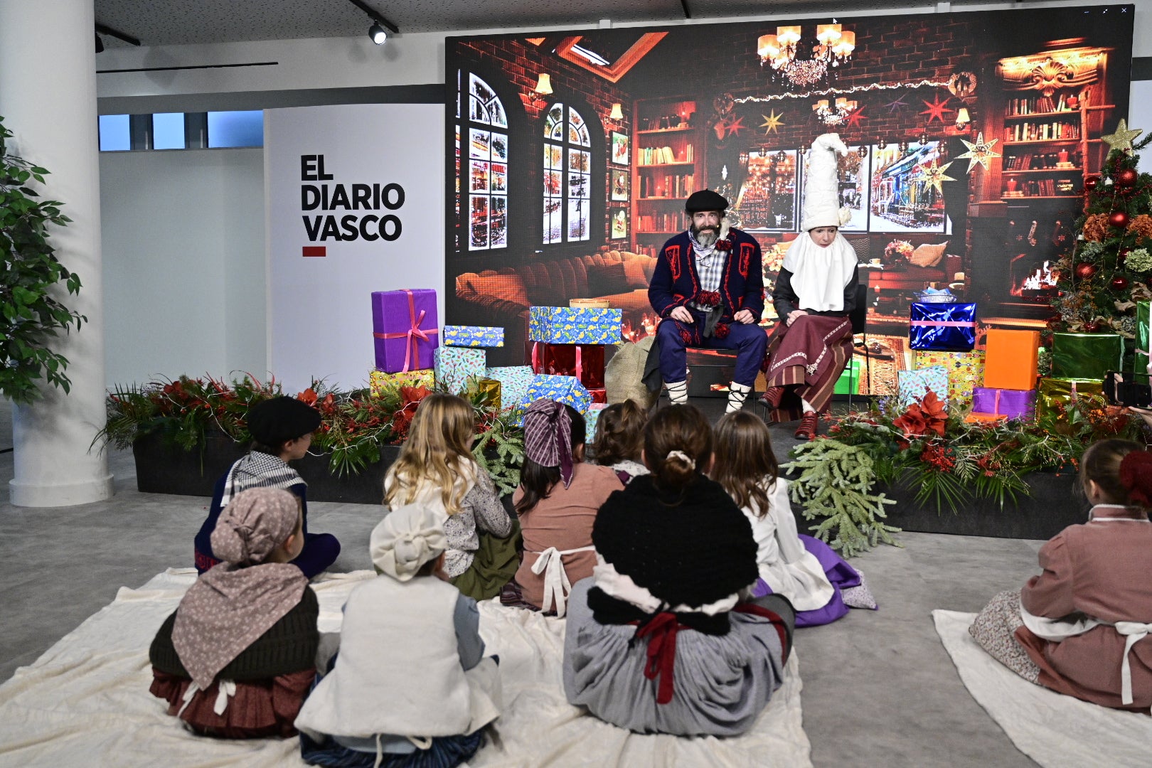 Olentzero y Mari Domingi, con los niños en DV