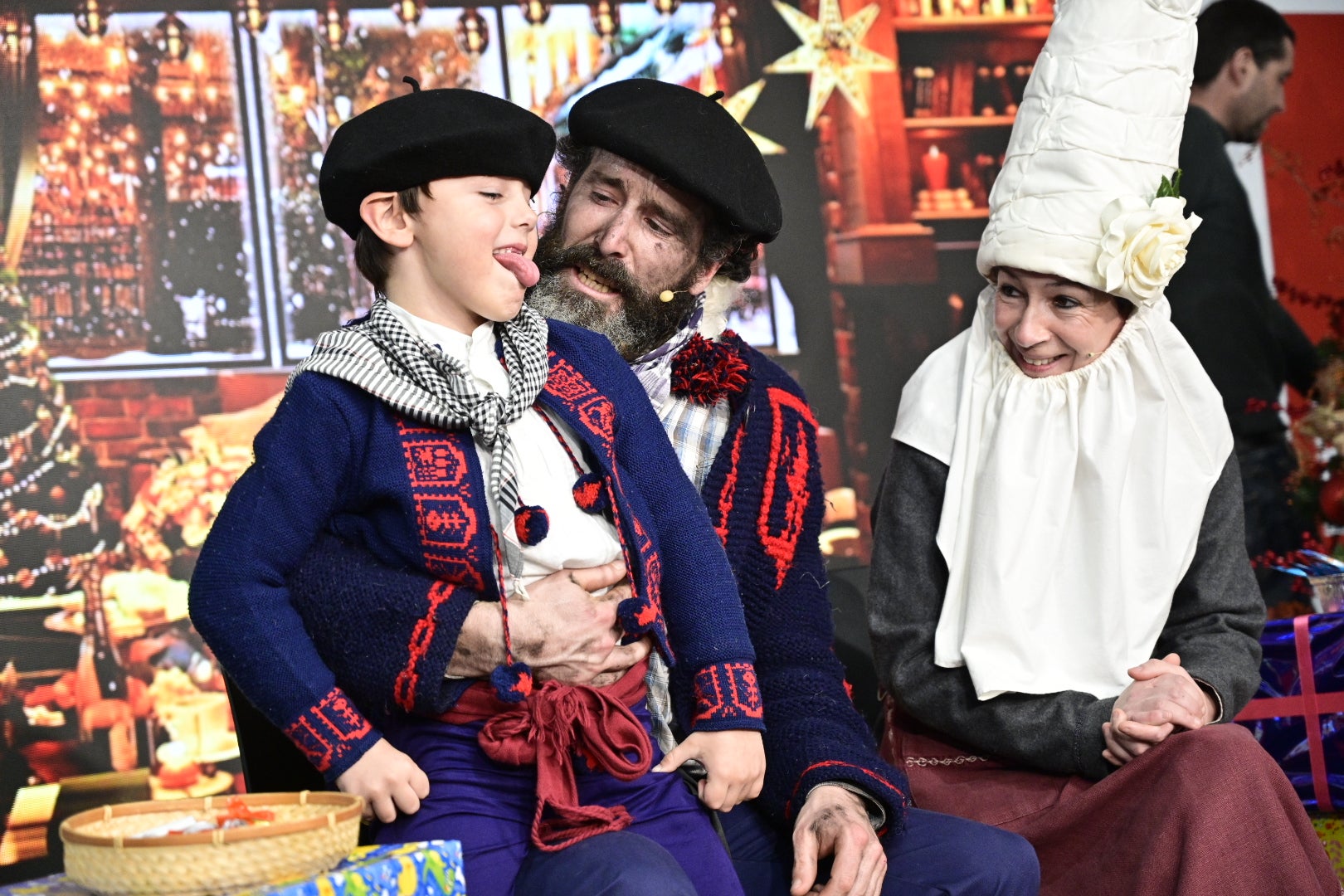 Olentzero y Mari Domingi, con los niños en DV