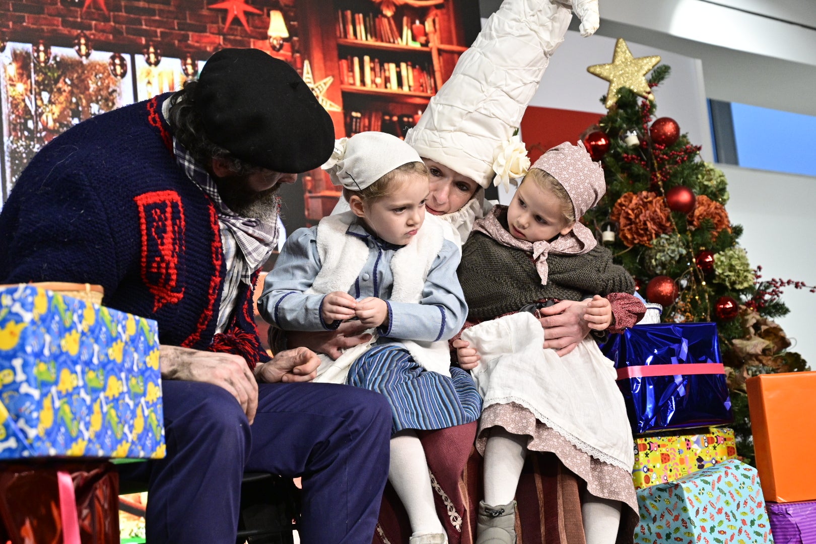 Olentzero y Mari Domingi, con los niños en DV