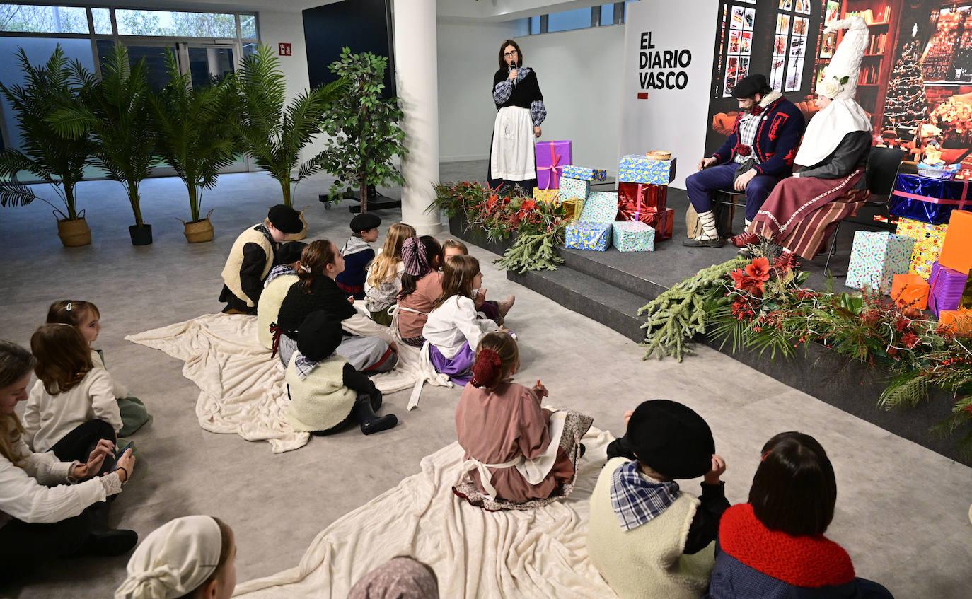 Olentzero y Mari Domingi, con los niños en DV