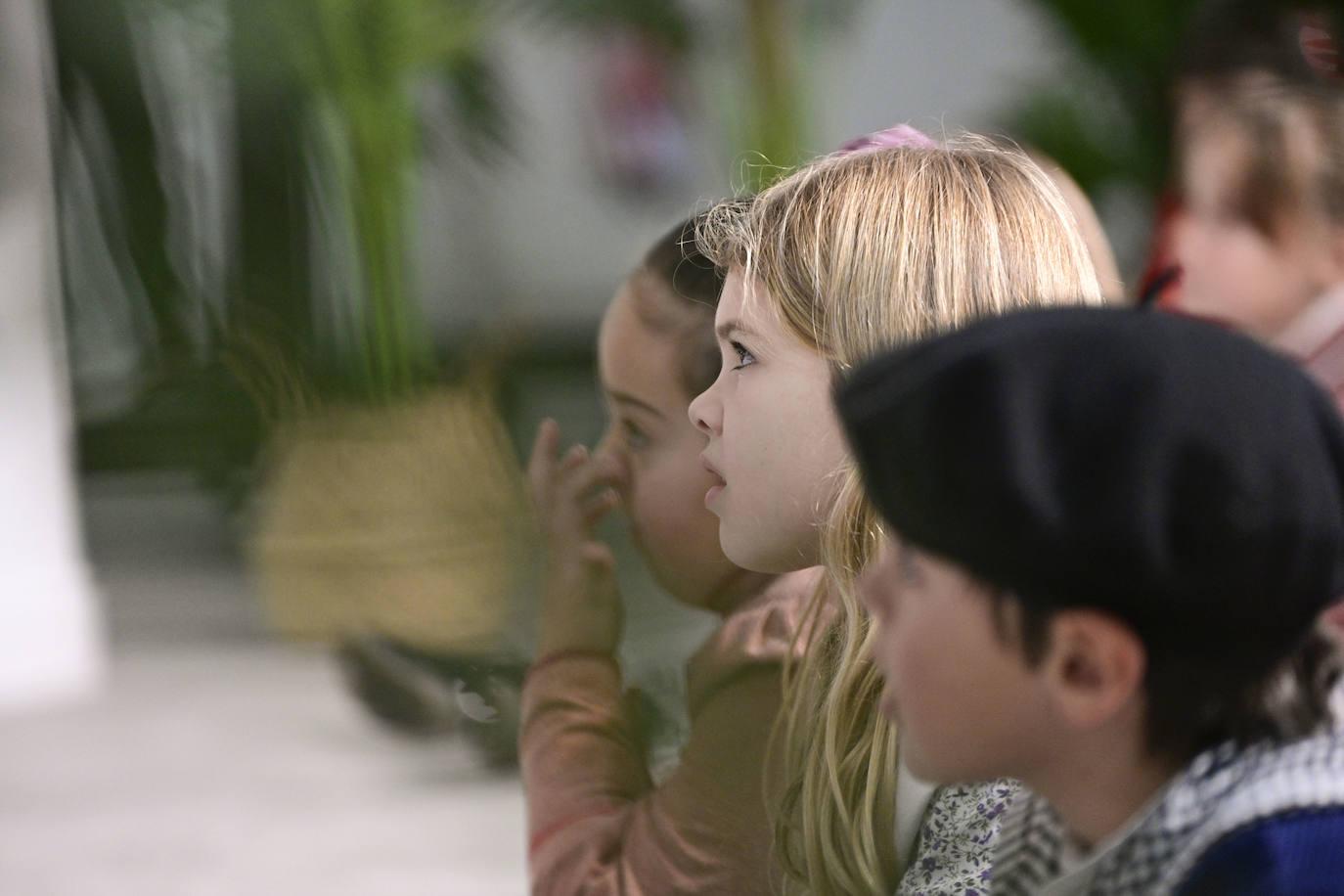 Olentzero y Mari Domingi, con los niños en DV