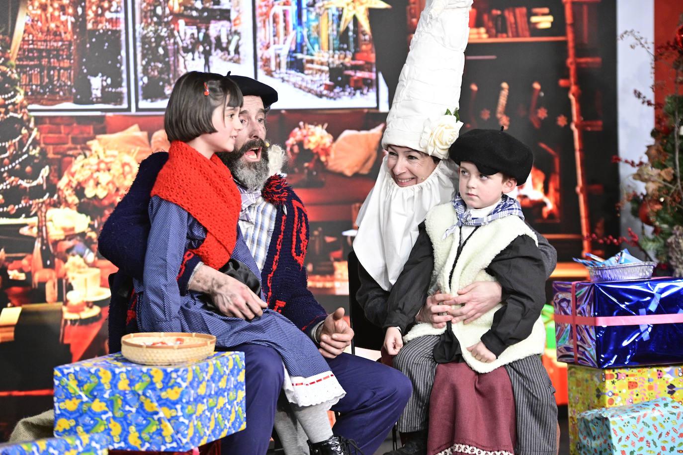 Olentzero y Mari Domingi, con los niños en DV