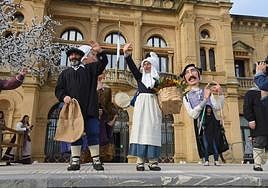 Olentzero y Mari Domingi saludan en su visita a Donostia el año pasado.