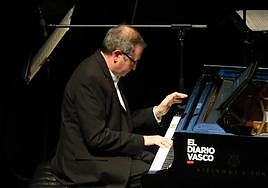 Javier Pérez de Azpeitia interpreta en el concierto de Navidad de DV 'Fairytales of New York' de The Pogues, en memoria de Shane MacGowan.