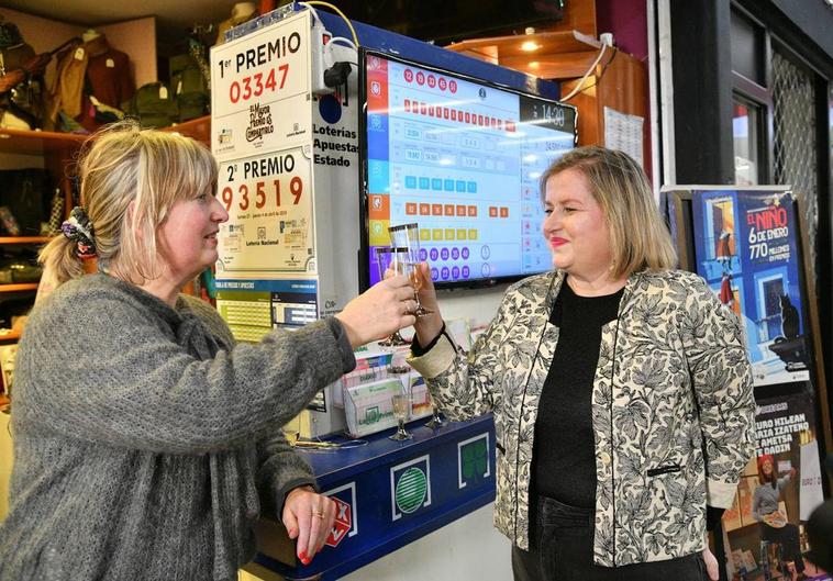 Gemma y Amaia Silván, propietarias de la tienda Nur Opariak en el Maxi Eroski de Zarautz donde ha tocado el Gordo de Navidad este viernes, brindando por el primer premio.