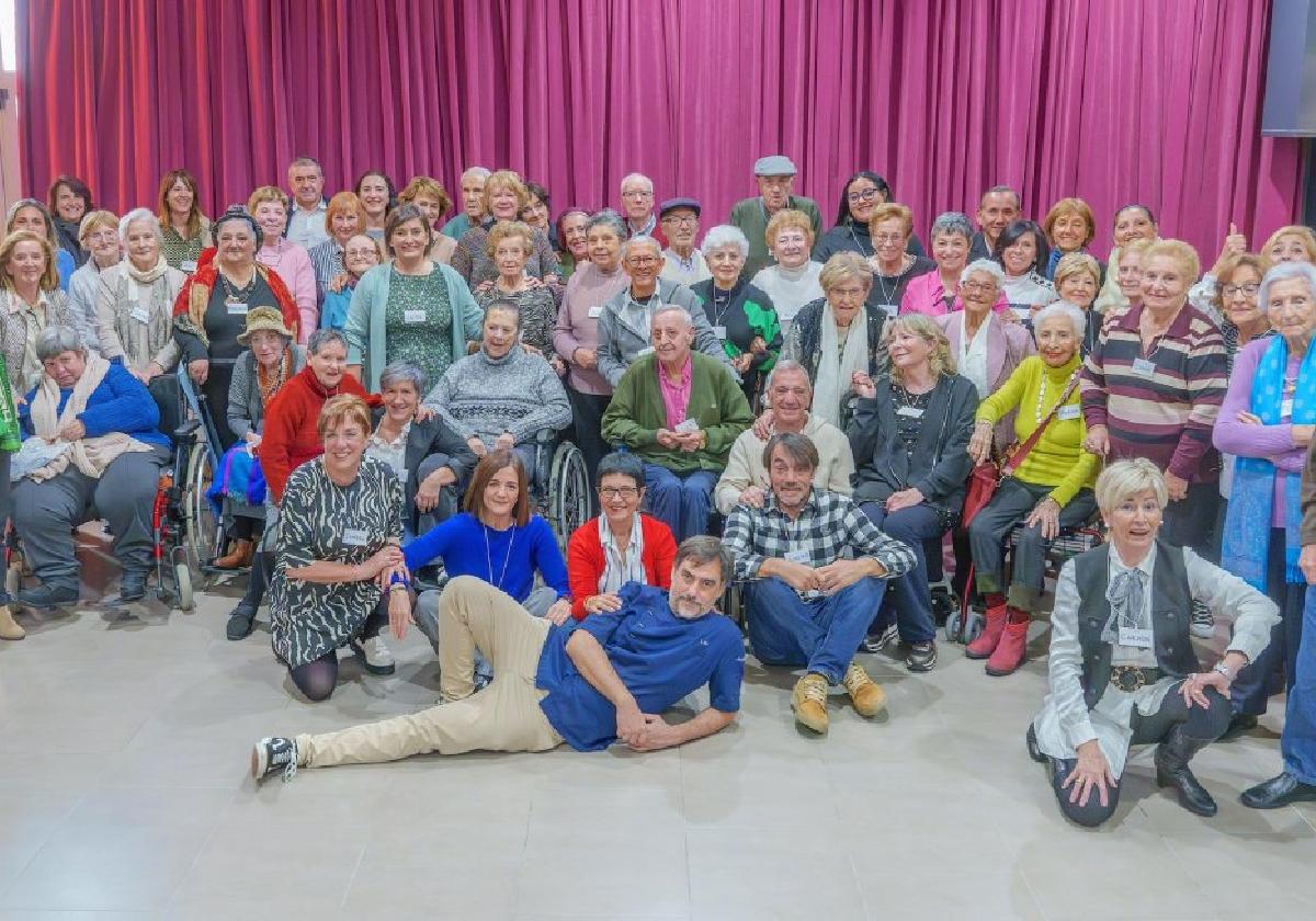 Personas mayores y voluntarios de Adinkide, en la cita navideña con colaboradores de la entidad.