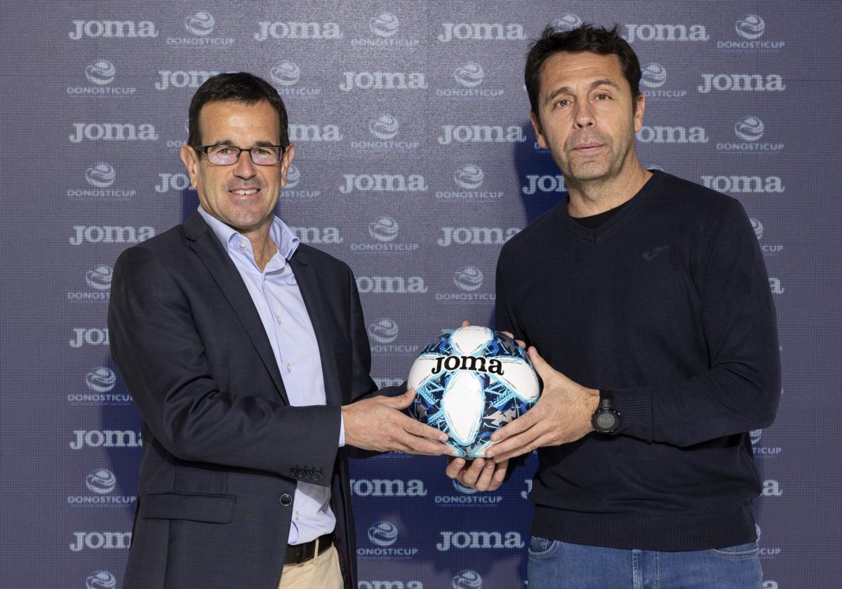 Iñigo Olaizola posa con Óscar Jiménez, CEO de Joma.