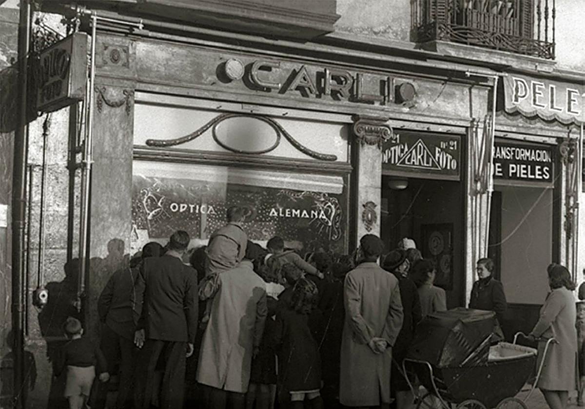 Expectación ante el nacimiento de Óptica Carlie.