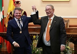 El exalcalde de Irun alza al brazo de Beñardo García el día que recibió la medalla de oro de la ciudad.