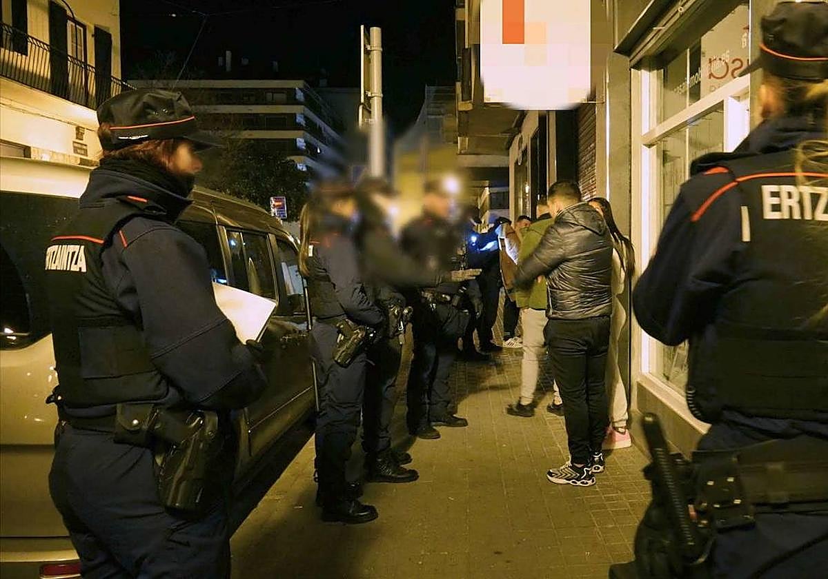 La Ertzaintza realizó numerosos cacheos preventivos en zonas de ocio nocturno.