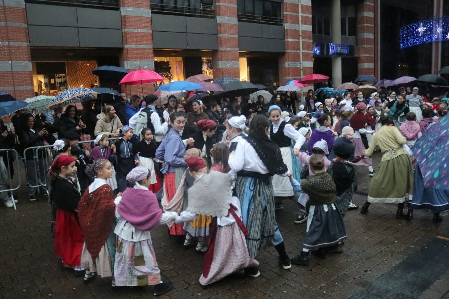 El paso de Olentzero por Errenteria, en imágenes