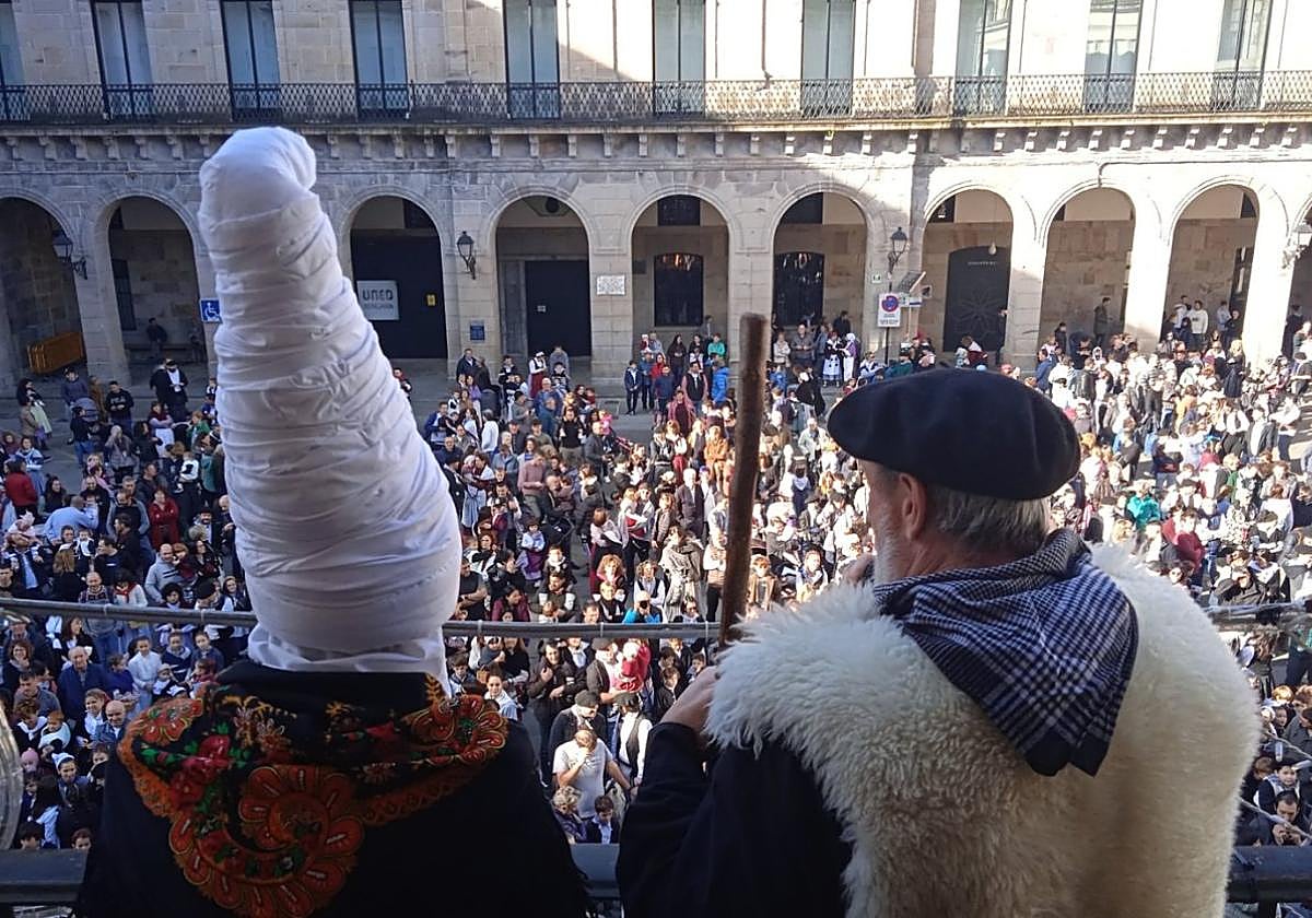 Confeti, copos de nieve y colorido con globos son el broche de la recepción en la Plaza a Olentzero y Mari Domingi.