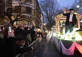 Olentzero saluda durante el desfile por las calles de Donostia.