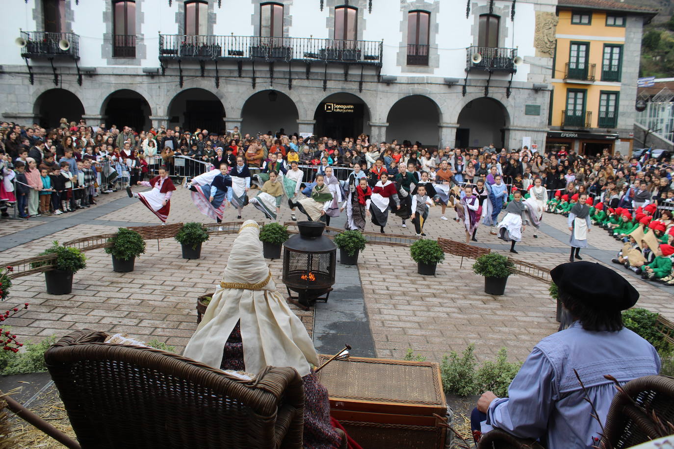 Recibimiento a Mari Domingi y Olentzero en la plaza, antes de que recogieran las cartas de los más pequeños