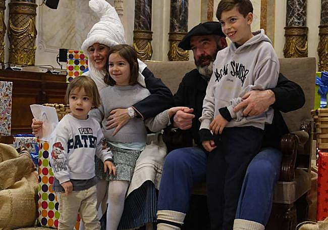 Olentzero y Mari Domingi durante la recogida de las cartas de los niños en el Salón de Plenos del Ayuntamiento
