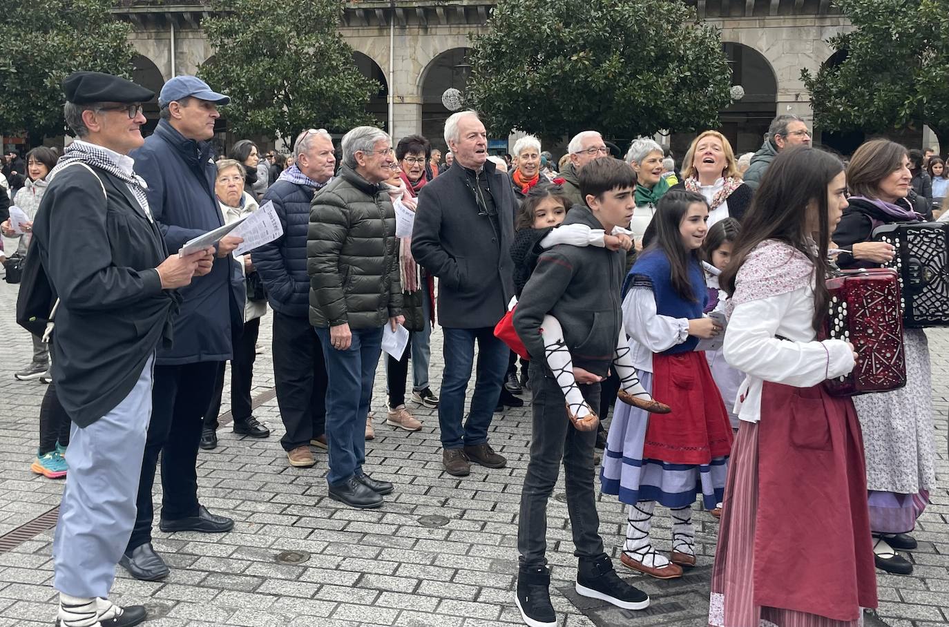 Pasacalles acompañado musicalmente por José de Azpiazu Musika Eskola y Oñati abesbatza para recibir a Olentzero y Mari Domingi