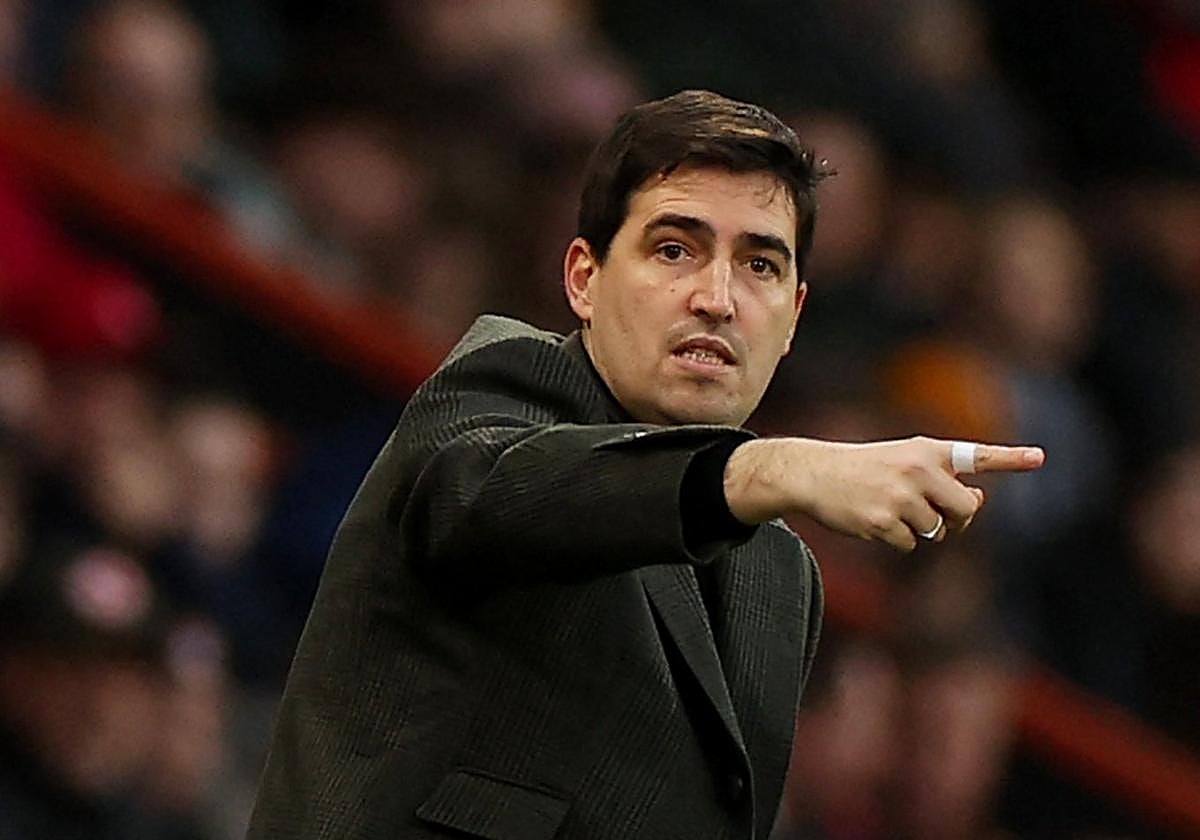 Andoni Iraola dirige un reciente partido del Bournemouth, en plena racha positiva.