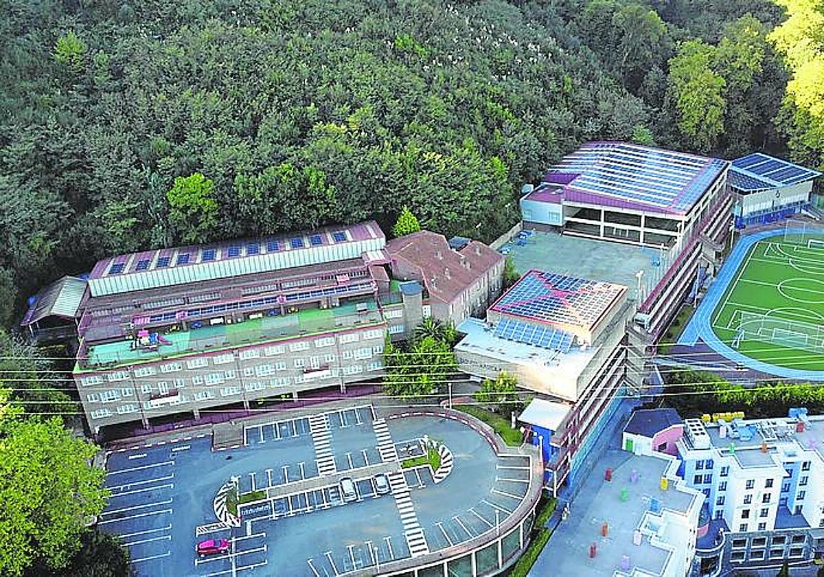 Placas solares en los tejados de Ekintza y Olarain, en Donostia.