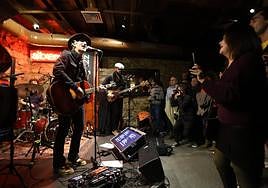 Mikel Erentxun durante el concierto acompañado por Karlos Arancegui (batería) y Lutxo Neira (bajo),