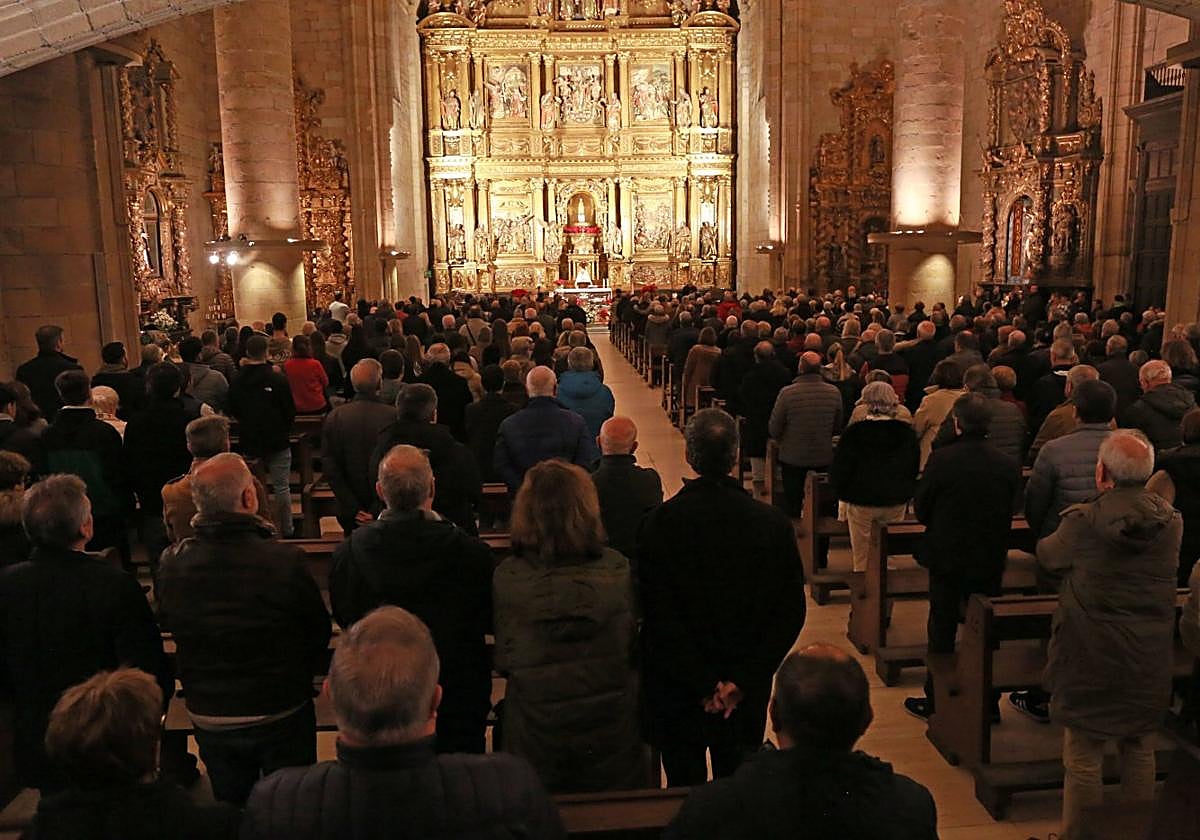 La parroquia de Santa María del Juncal se quedó pequeña durante el funeral de Beñardo García.
