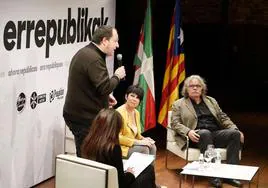 Pernando Barrena, con el micrófono en la última campaña de las europeas, en 2019, junto a Maddalen Iriarte y Joan Tardá.