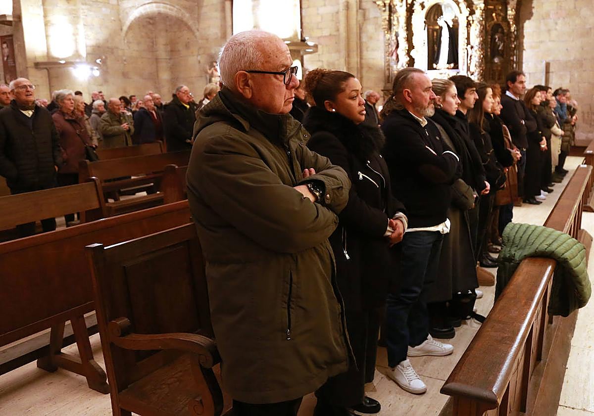 Imagen principal - Los familiares ocuparon las primeras filas. José Antonio Errazquin habla con Pedro Gabilondo en primer término, con Aitor Etxaburu y José Ángel Sodupe atrás. El actual presidente del Bidasoa, Gurutz Aginagalde, atiende a los medios de comunicacióna la entrada de la iglesia. 