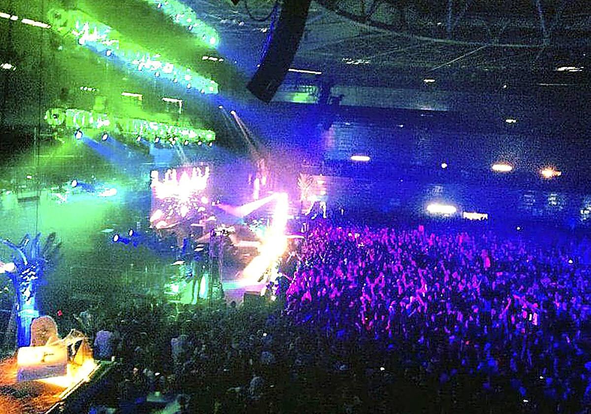 Cientos de jóvenes disfrutan de una macrofiesta de Nochevieja.