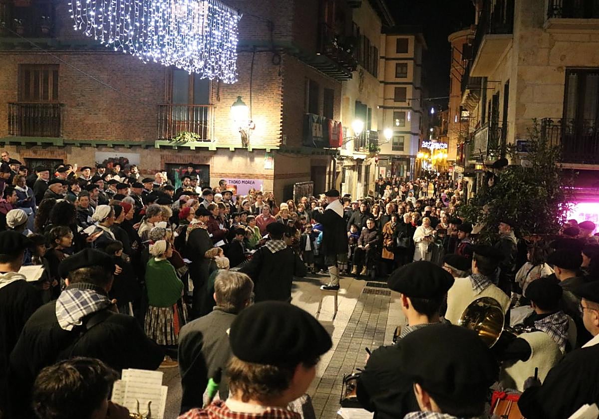 La comitiva realizó varias paradas durante el recorrido. En esta imagen en Mikelazulo, el coro popular canta a Olentzero.
