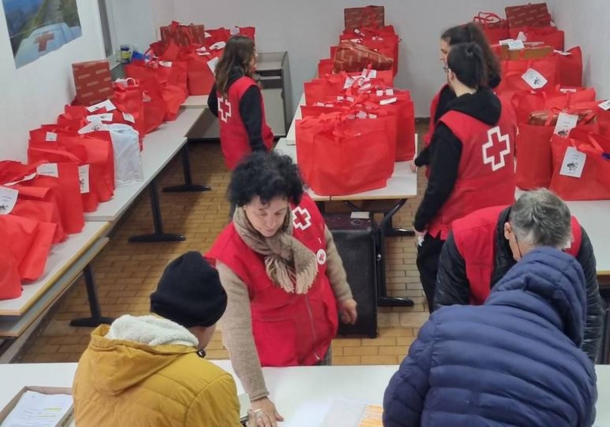 Voluntarios de Cruz Roja durante la clasificación de los juguetes previa a su distribución.