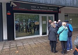 Pensionistas y jubilados ante la sede de la Seguridad Social en Tolosa.