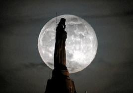 La Luna Fría vista desde Donostia.
