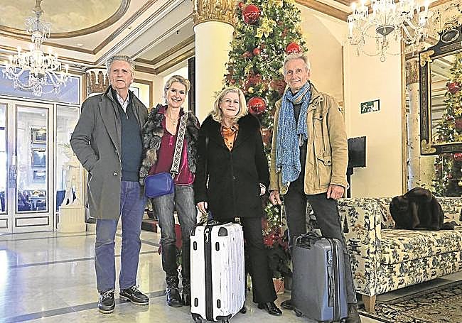 Dereck, Victoria, Amelia y Andrew son dos matrimonios amigos residentes en Francia que vienen a pasar unos días a San Sebastián.