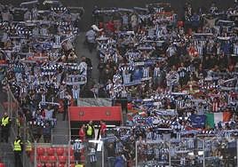 Afición txuri-urdin en el último choque de la Real en San Mamés.